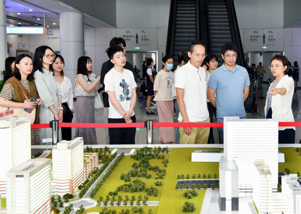 香港大学牙医学院暑期社会实践团到南昌大学二附院参观交流