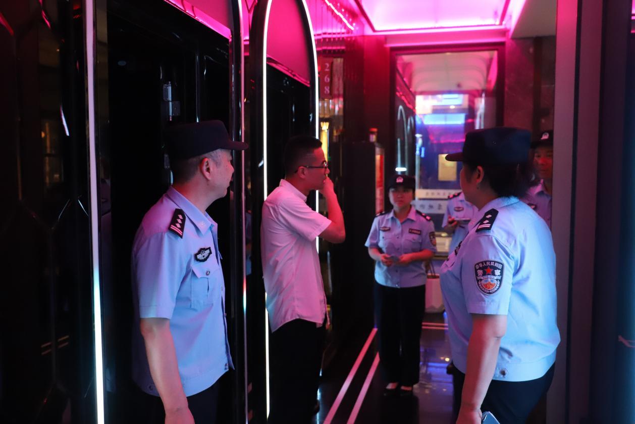 ▲ 公安部门深入娱乐场所进行清查 李强摄