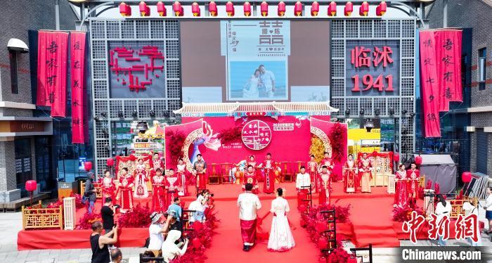 临沂市临沭县义水老街举办的青年集体婚礼现场。杨昕 摄