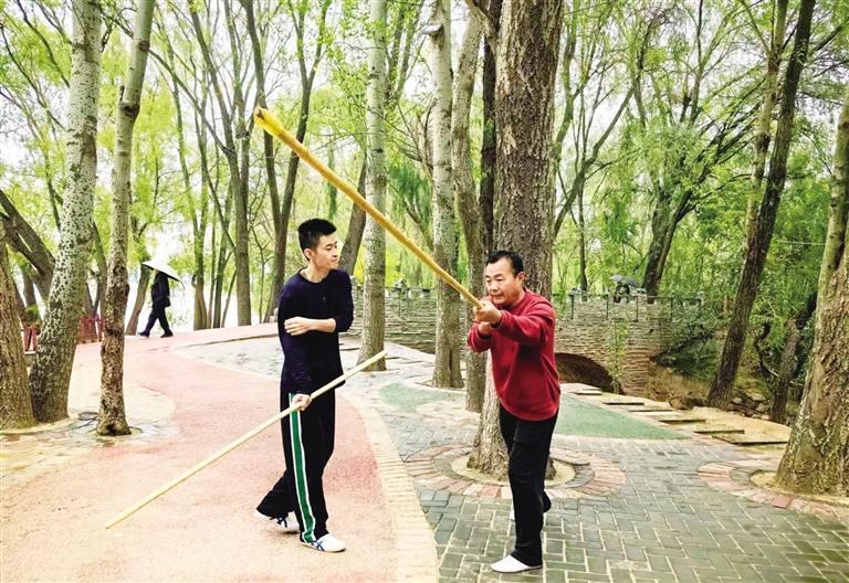 王延龄（右）进行武术教学