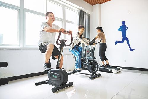 8月2日，市民在邯郸市峰峰矿区滏阳东路街道滨河社区新时代文明实践站进行体育锻炼。 本报记者田明摄