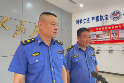 图2：情况介绍现场（左边张靖，右边窦凯）