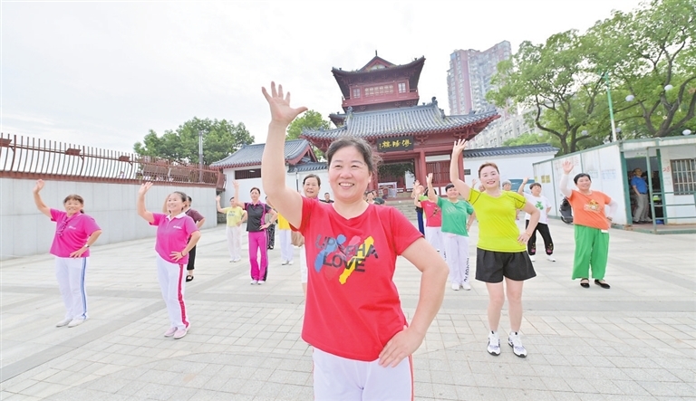浔阳楼侧的文化广场上，热闹的广场舞丰富了群众的文化生活。