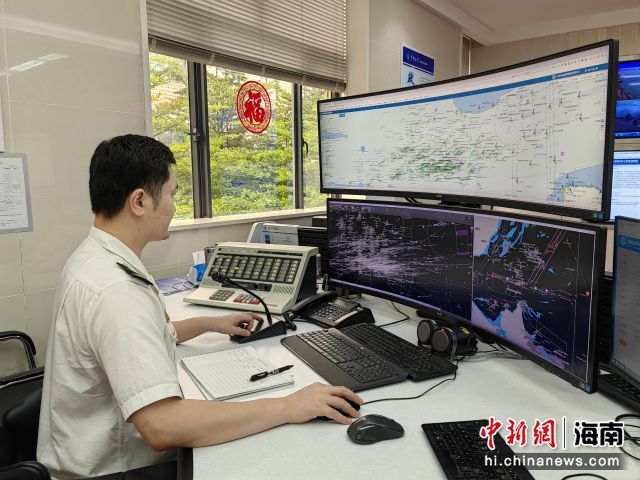 图为海南海事工作人员开展精准化“点对点”护渔交通服务。海南海事局供图