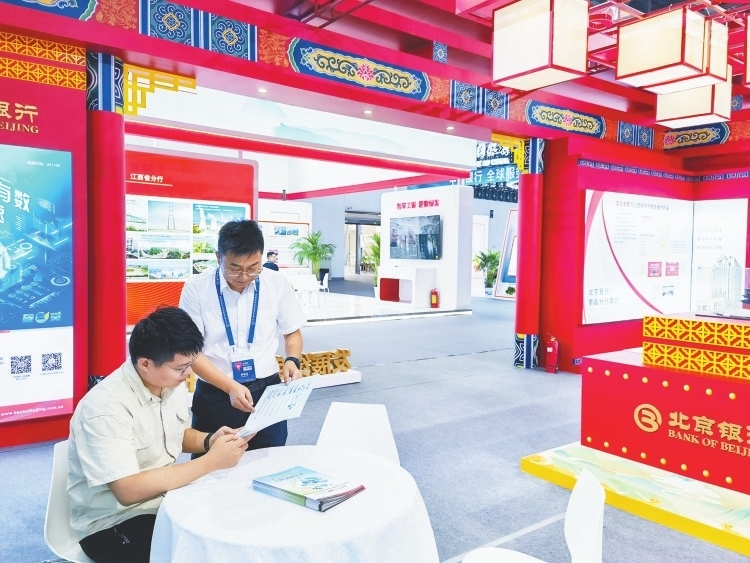 参加在南昌市举办的第六届世界绿色发展投资贸易博览会