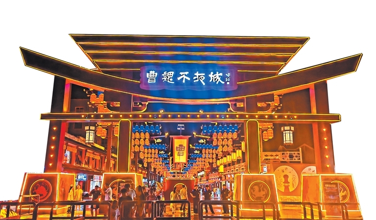 游客在曹魏古城漫步赏景。（郭佳栋 摄）