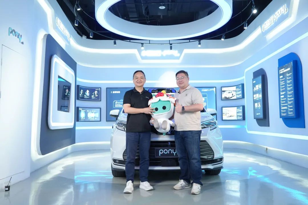 图|小马智行联合创始人兼CEO彭军(左)、凤凰网科技中心总监于浩(右)