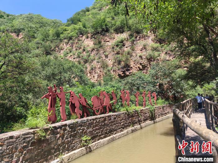 图为游客走在通往红旗渠“青年洞”的盘山路上。刘鹏 摄