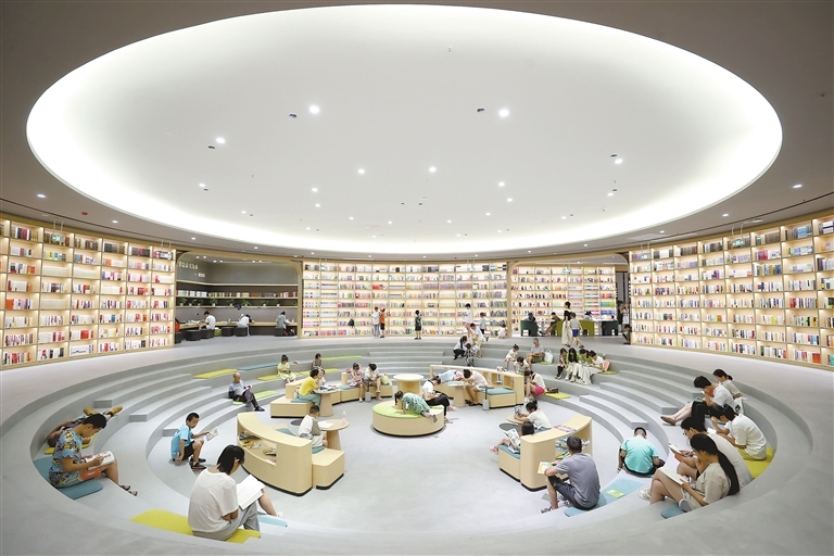 彭泽县新时代文明实践中心的城市书房是一处特色阅读空间，人们可以在这里寻觅触手可及的“诗和远方”。