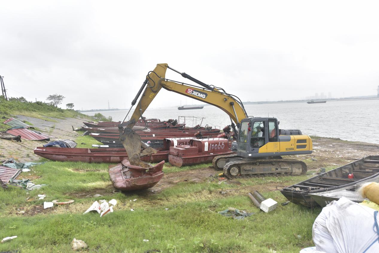 ▲2020年渔业村组织力量切割渔船现场