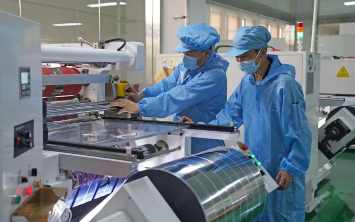 图为赛福电子公司生产车间一角。