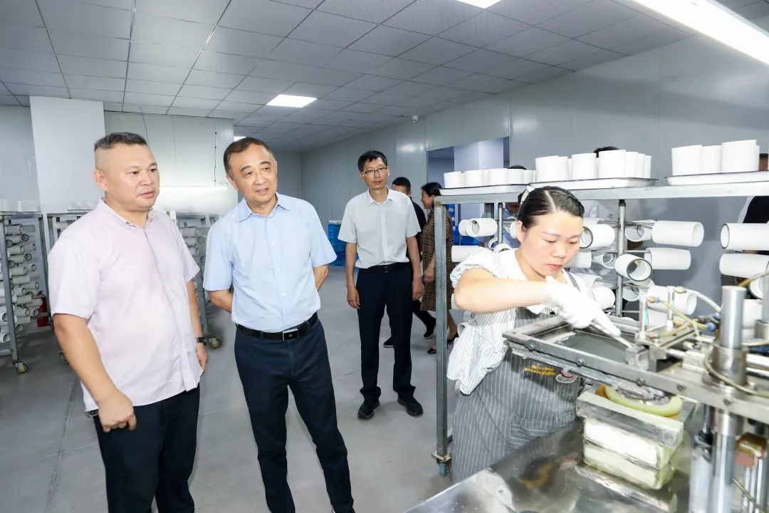 刘锋在先进陶瓷产业园宇能陶瓷科技有限公司调研。（全媒体记者刘定远摄）
