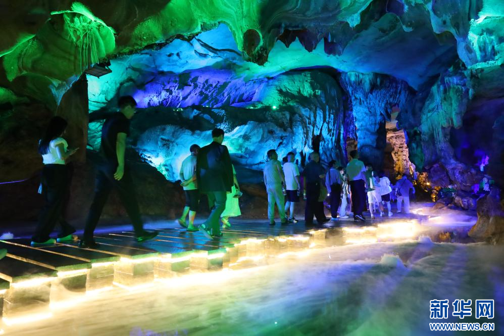 游客在江西省新余市洪阳洞景区游玩。新华网 王晓震 摄