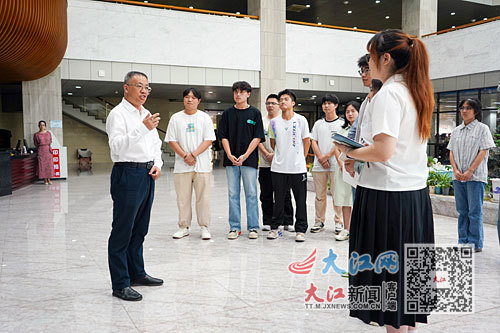 宣讲结束后，钟世富与新余学院师生代表交流学习心得体会。本报全媒体记者 邹宇波摄