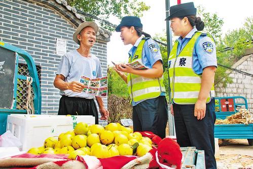 8月15日，邯郸市公安局交巡警支队开发区一大队民警深入辖区贾村集市开展交通安全宣传。