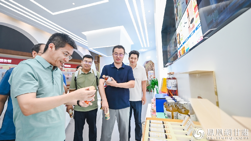 百合银耳羹、榴莲冰皮月饼、人参水、枸杞原浆等大健康产品走在食品潮流一线，中药材、特产变饮料、零食、甜点混搭又养生。