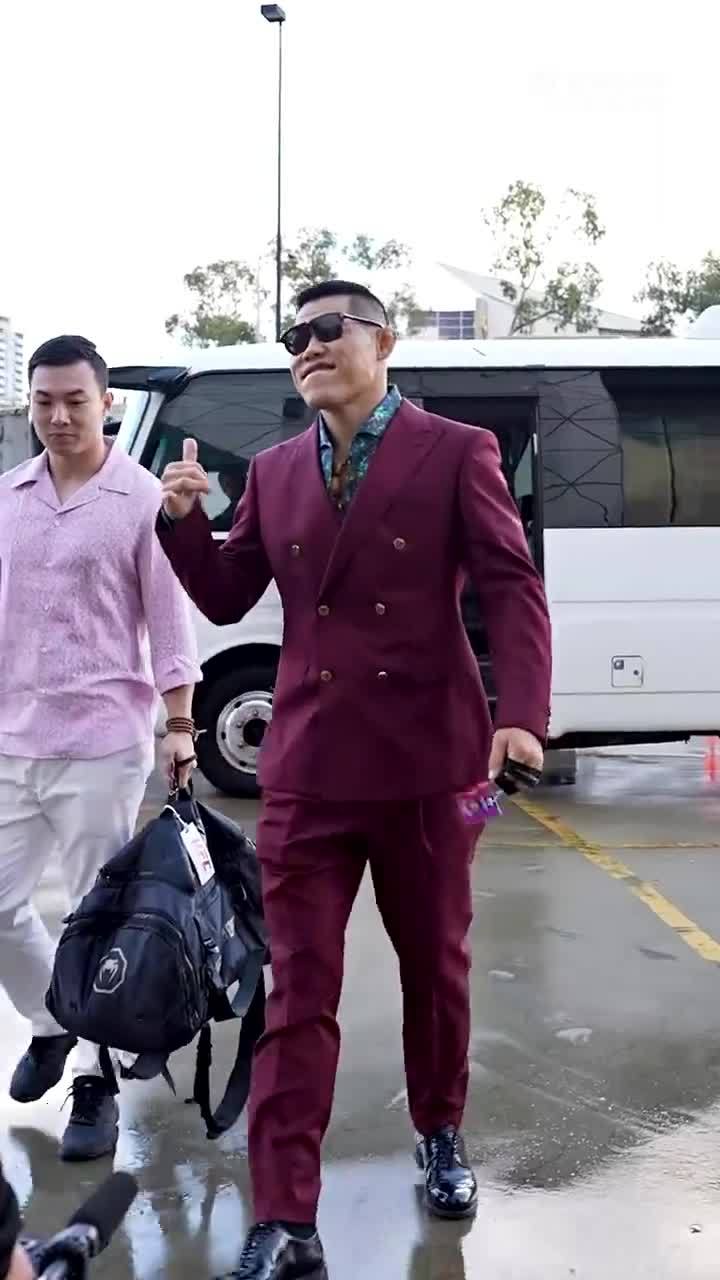 复出大战在即，李景亮一身西装墨镜抵达UFC305现场