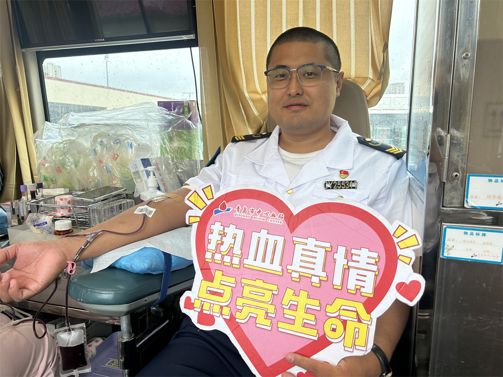 为爱挽袖!青岛公交志愿者传递无声大爱