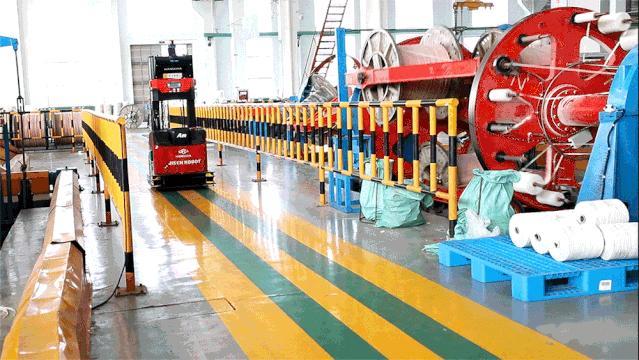 图为远东电缆“绿色工厂”内景，无人搬运车在进行货物调度。
