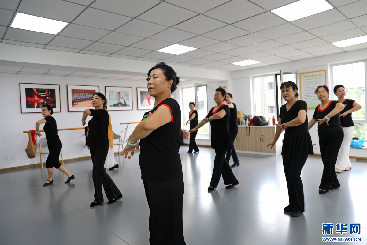 8月21日，丽水社区舞蹈队在排练舞蹈。新华网 魏会博 摄