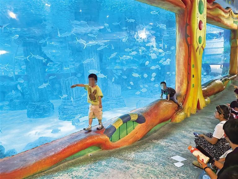 水族馆里孩子在嬉闹