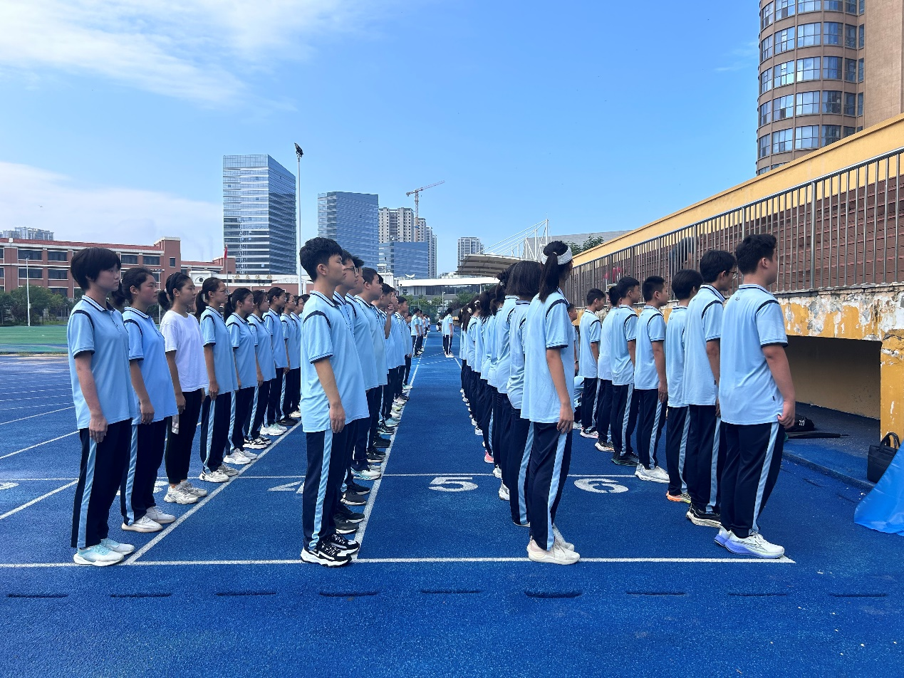 凝心聚力同成长 挥洒汗水共青春 ——青岛大学附属滨海实验学校七八年级军训开营