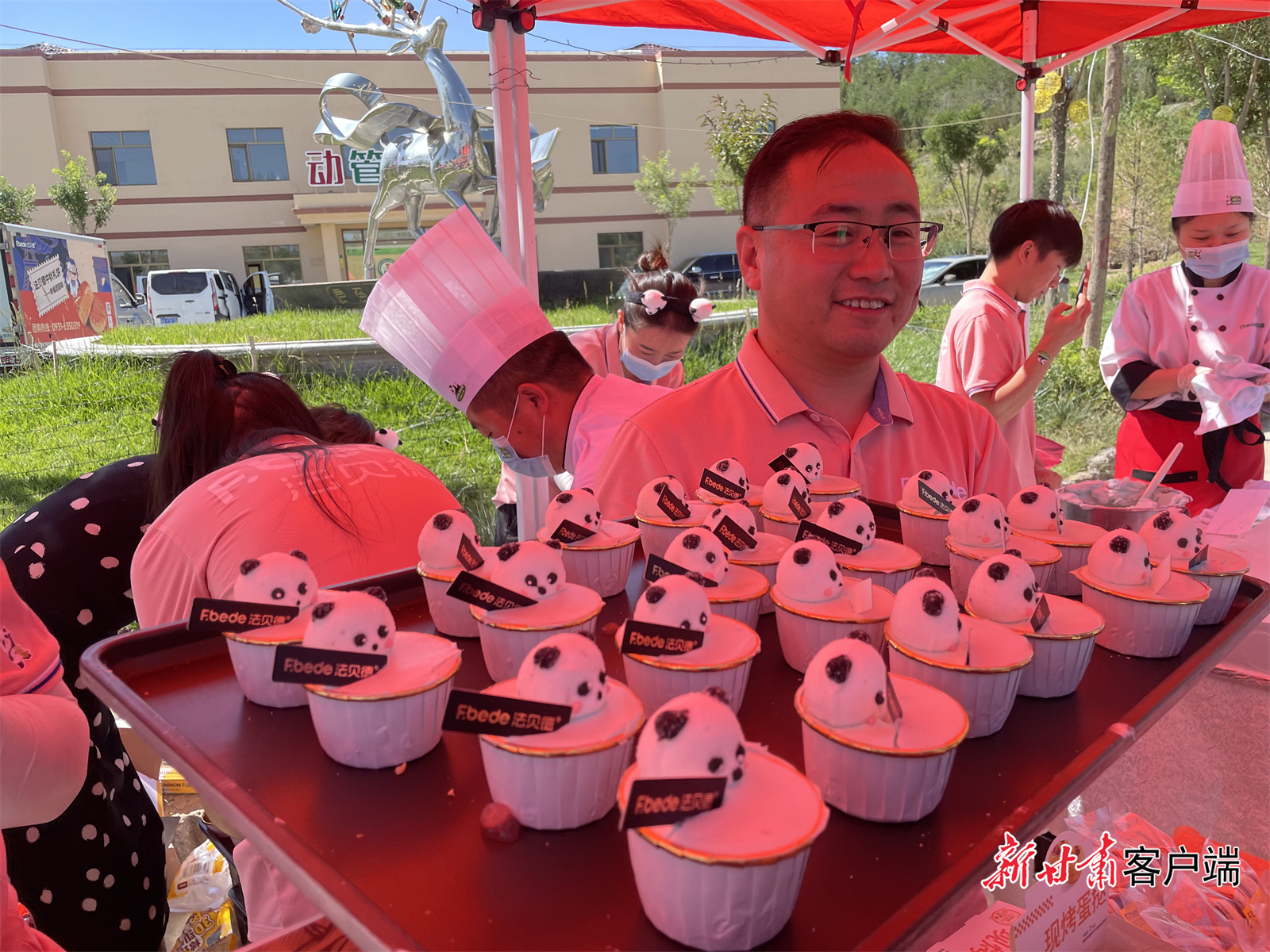 园区举办丰富多彩的庆祝活动，写祝福、吃蛋糕、互动答题赢奖品，增强广大市民的野生动物保护意识。