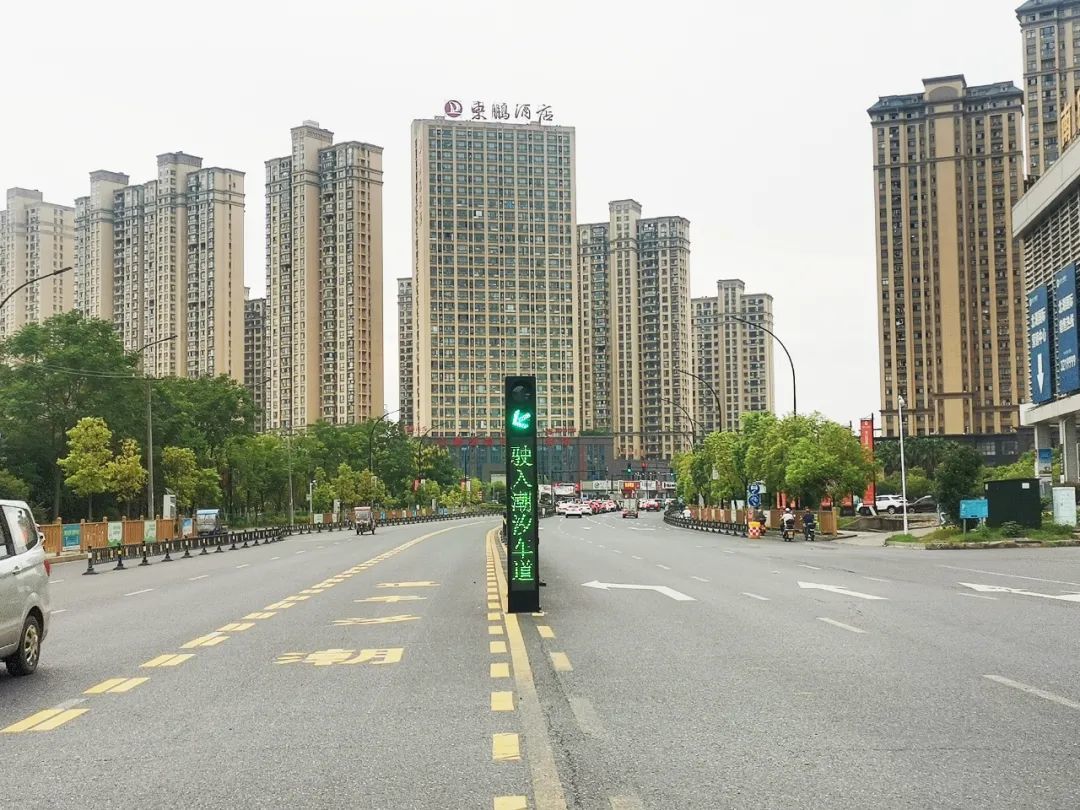 当潮汐车道信号灯显示“绿灯”时，左转车辆允许驶入“潮汐车道”。