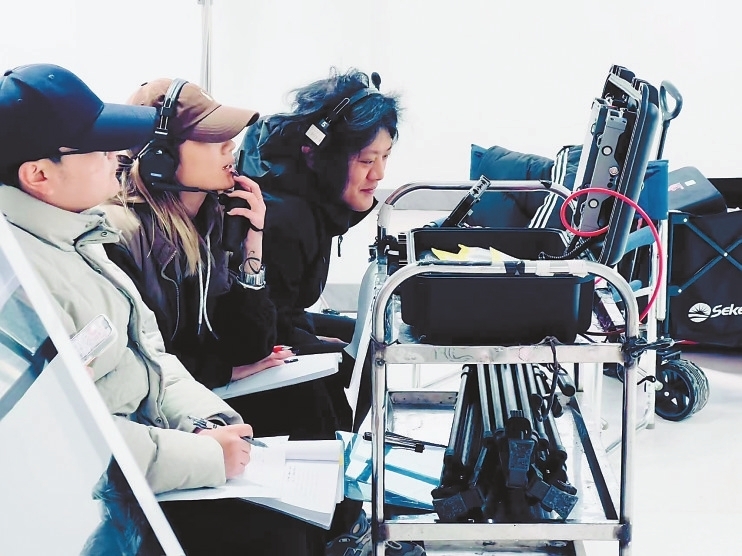 陈翰卿的团队在拍摄微短剧。