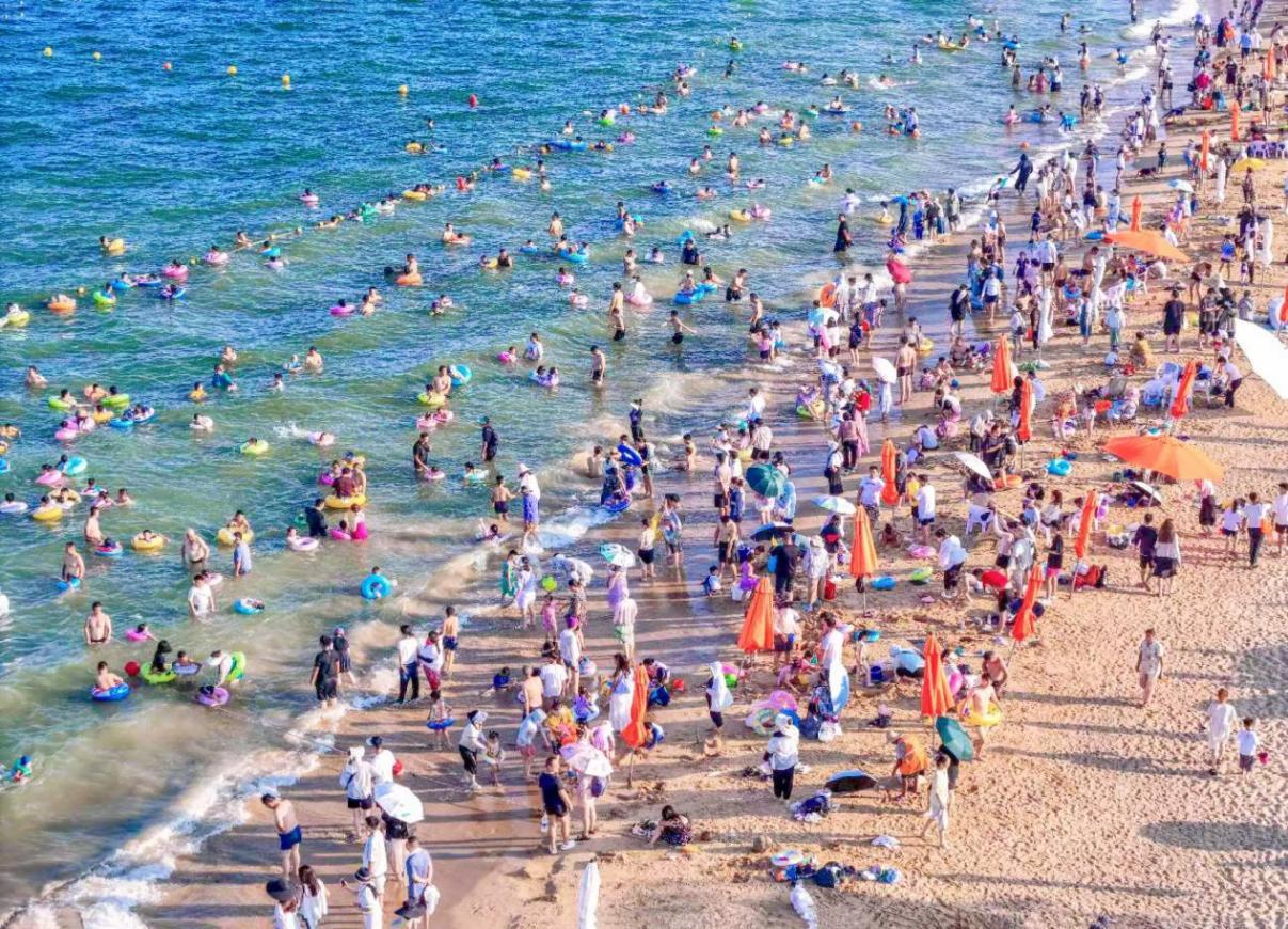 8月19日，万平口景区游人如织。郭宝安 摄