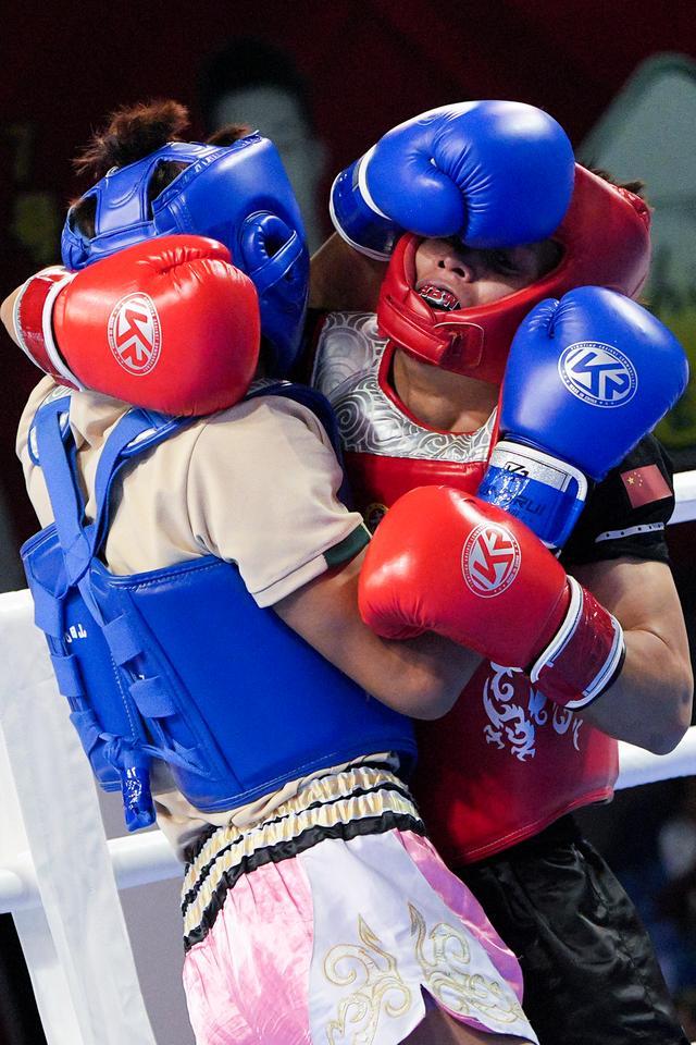 中圆搏击队选手徐洲（右）与深圳龙岗队选手牛昌稳在男子K1组57公斤级比赛中。新华社记者 许畅 摄