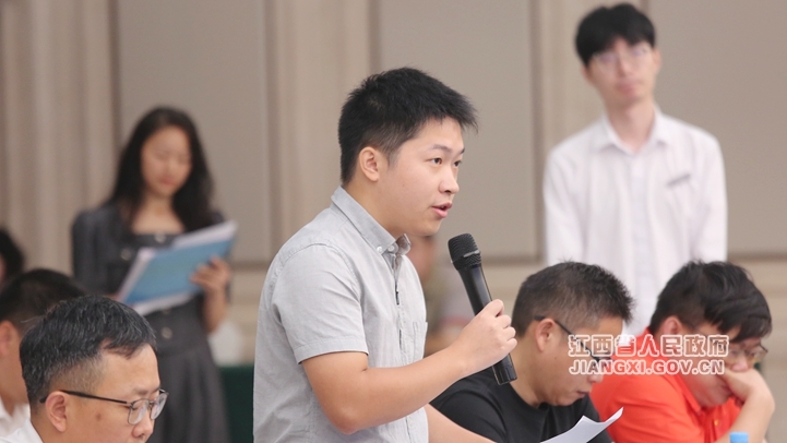 江西卫视提问（文颖 摄）