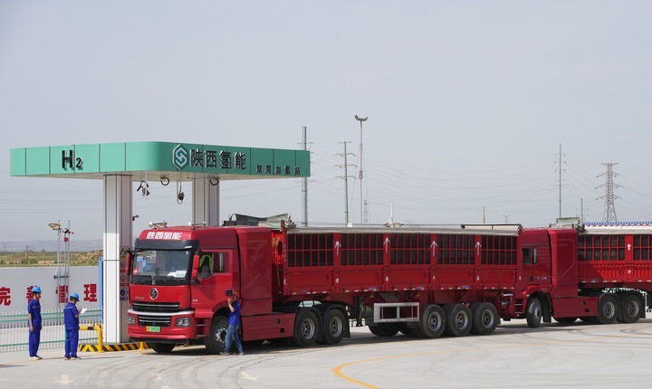图为氢能重卡正在陕西氢能自用撬装（双河）加氢站内加氢。