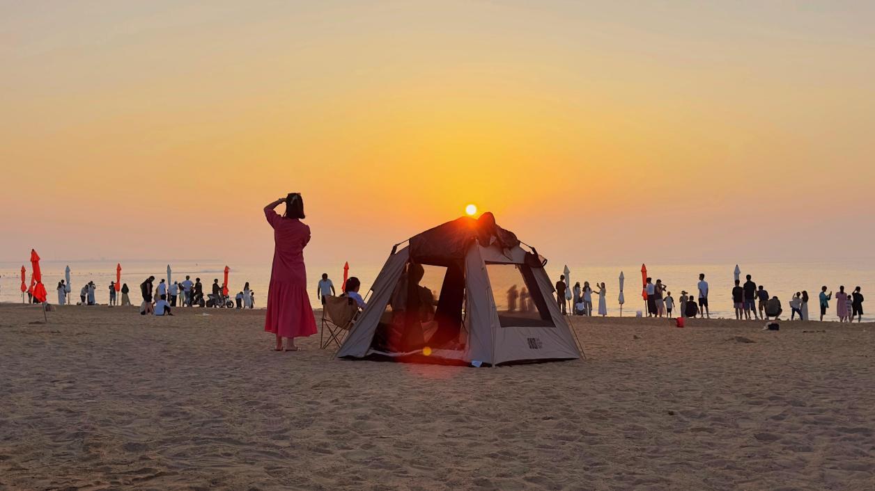 游客早早扎上帐篷，等待日出先照。安玉峰 摄