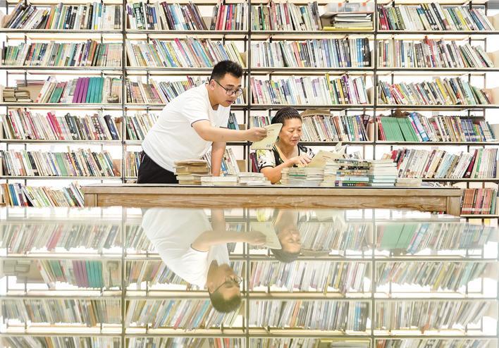 来图书馆看书，已成为村民日常生活的一部分