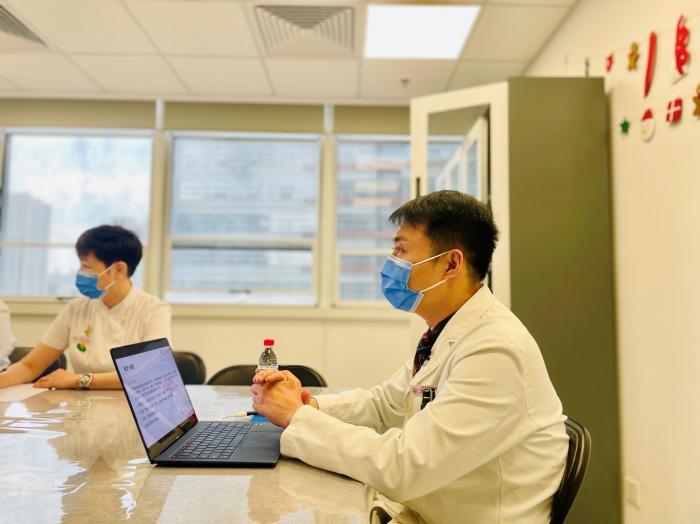 图为陶勇和科室团队开会中 韦香惠摄