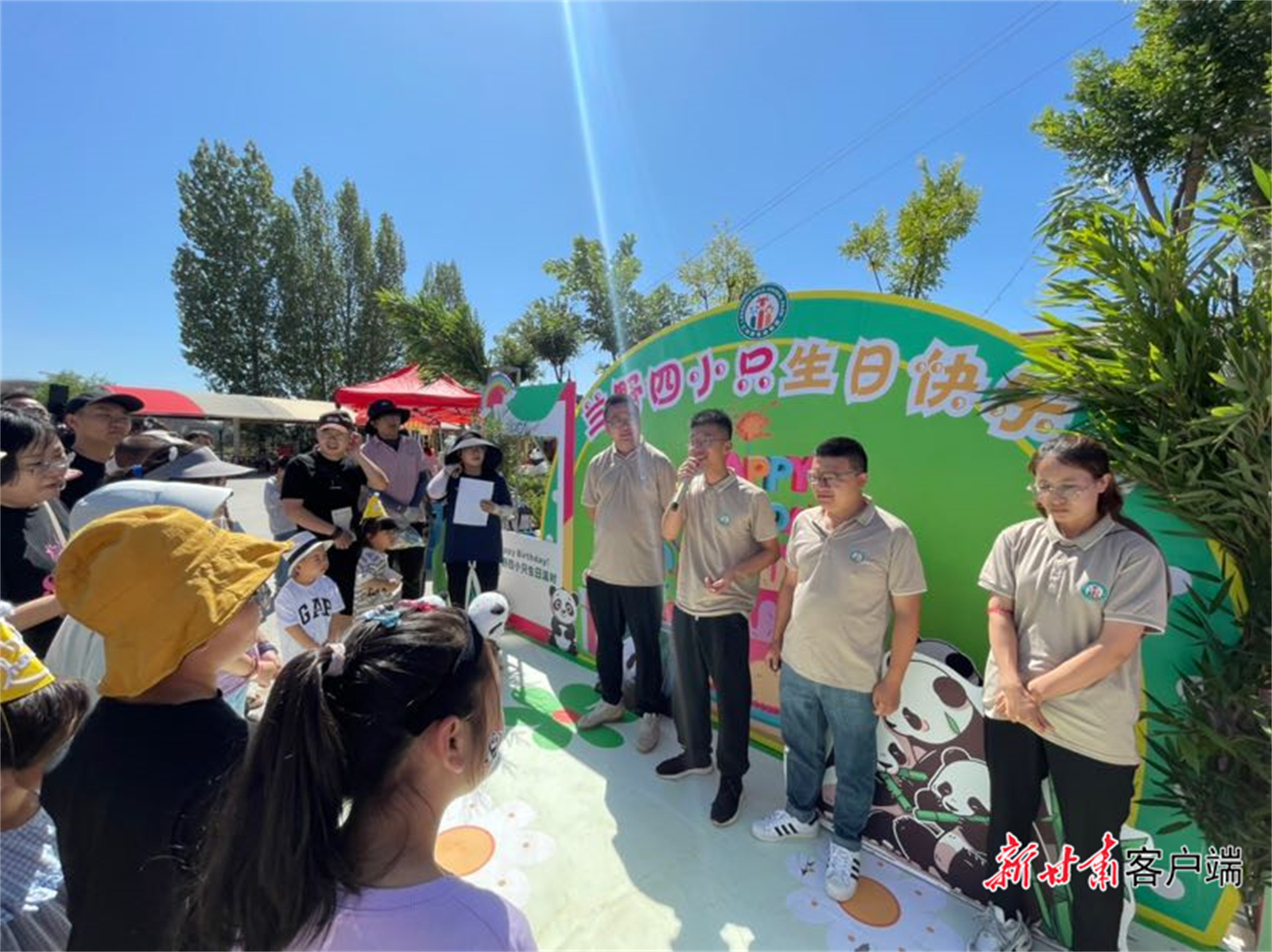 活动现场，大熊猫饲养员分享可爱熊猫的小故事。