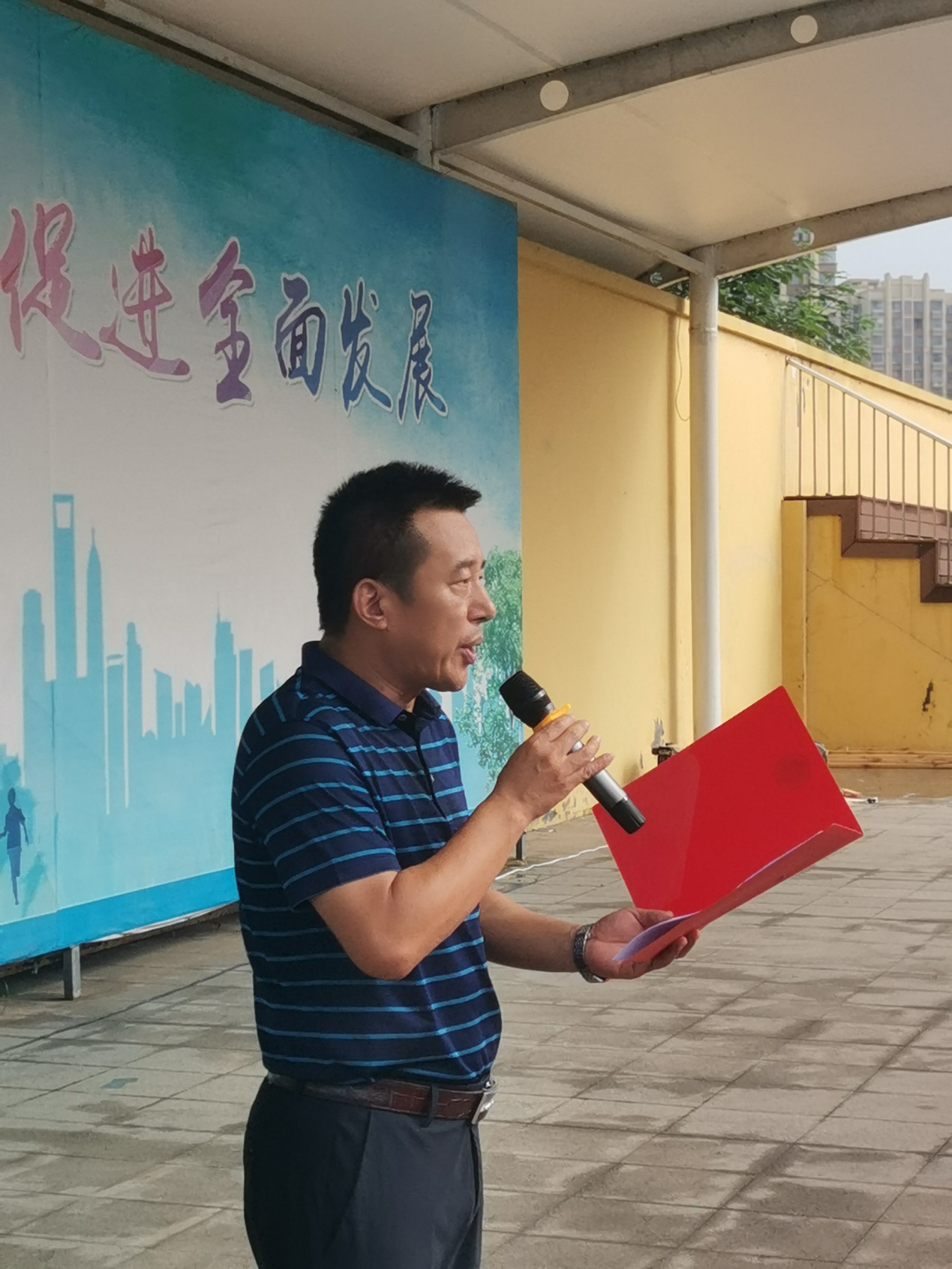 凝心聚力同成长 挥洒汗水共青春 ——青岛大学附属滨海实验学校七八年级军训开营