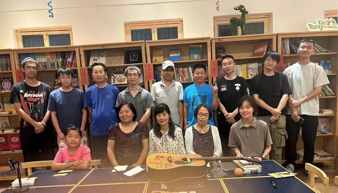 在文学小组听课后留影