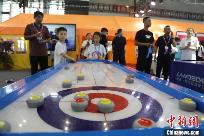 8月23日,在第五届山东体育用品博览会上,孩子们在体验运动器材。孙磊 摄