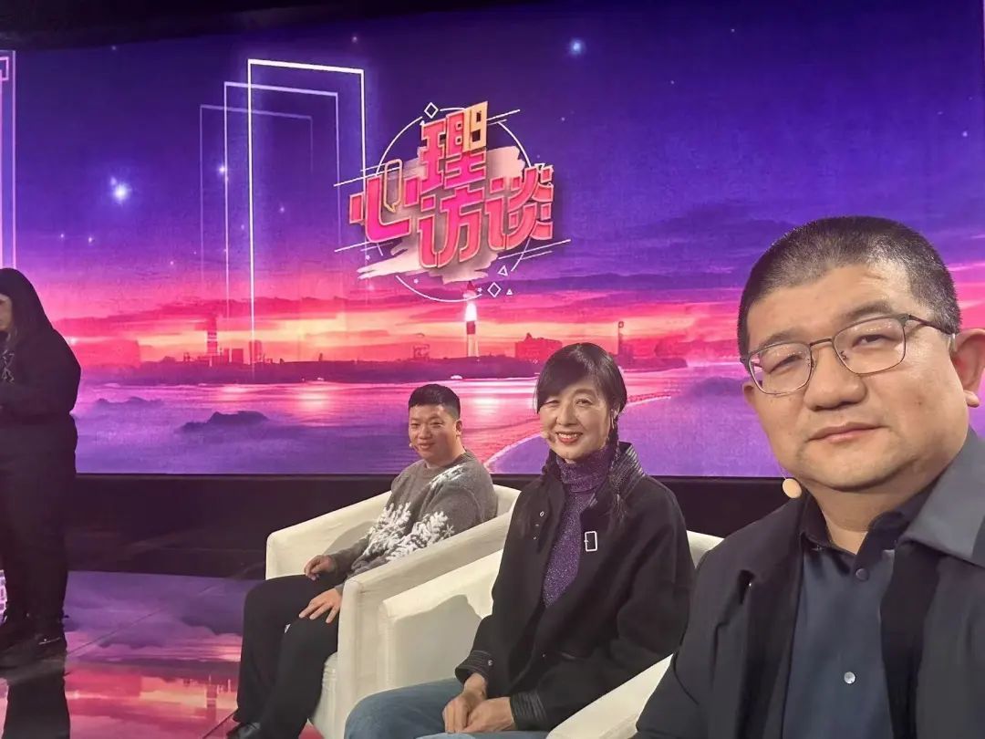 梦雨和慧瑜老师、诗人小海一起在录制现场