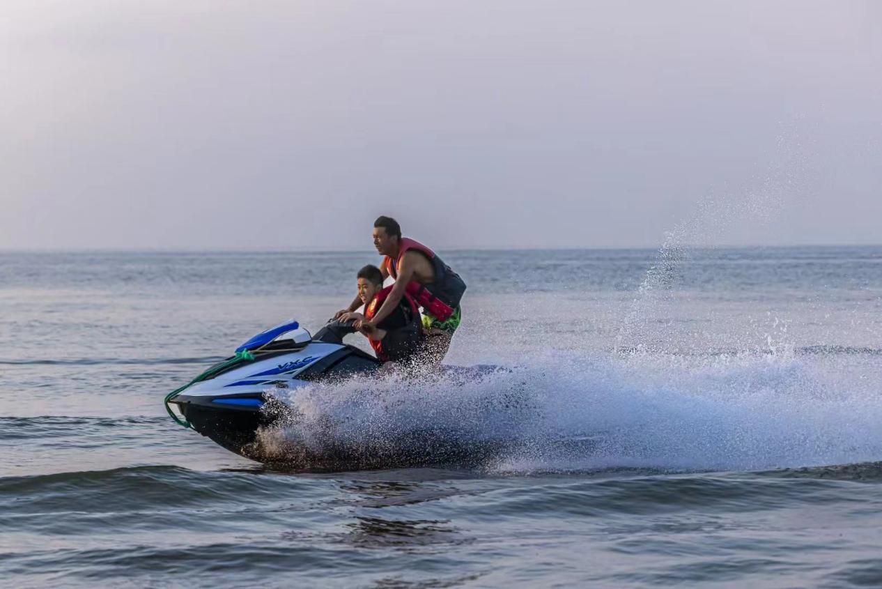 风驰电掣，浪花飞溅，游客们驾驶摩托艇，感受速度与激情。靳淑丽 摄