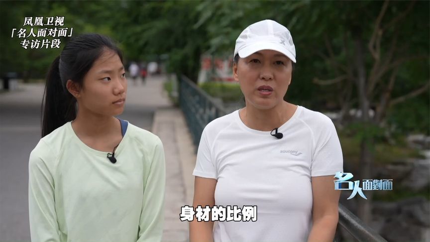 王军霞给女儿穿上自己的冠军战袍，在玩耍中带着女儿运动
