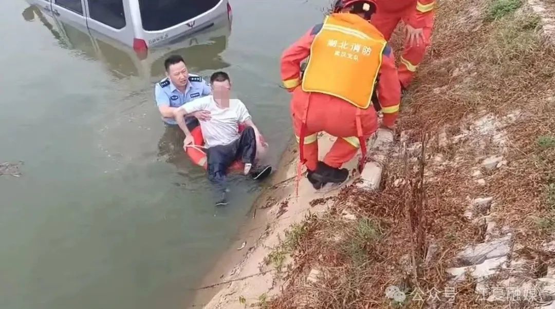 救人！江夏民警跳入鱼塘…