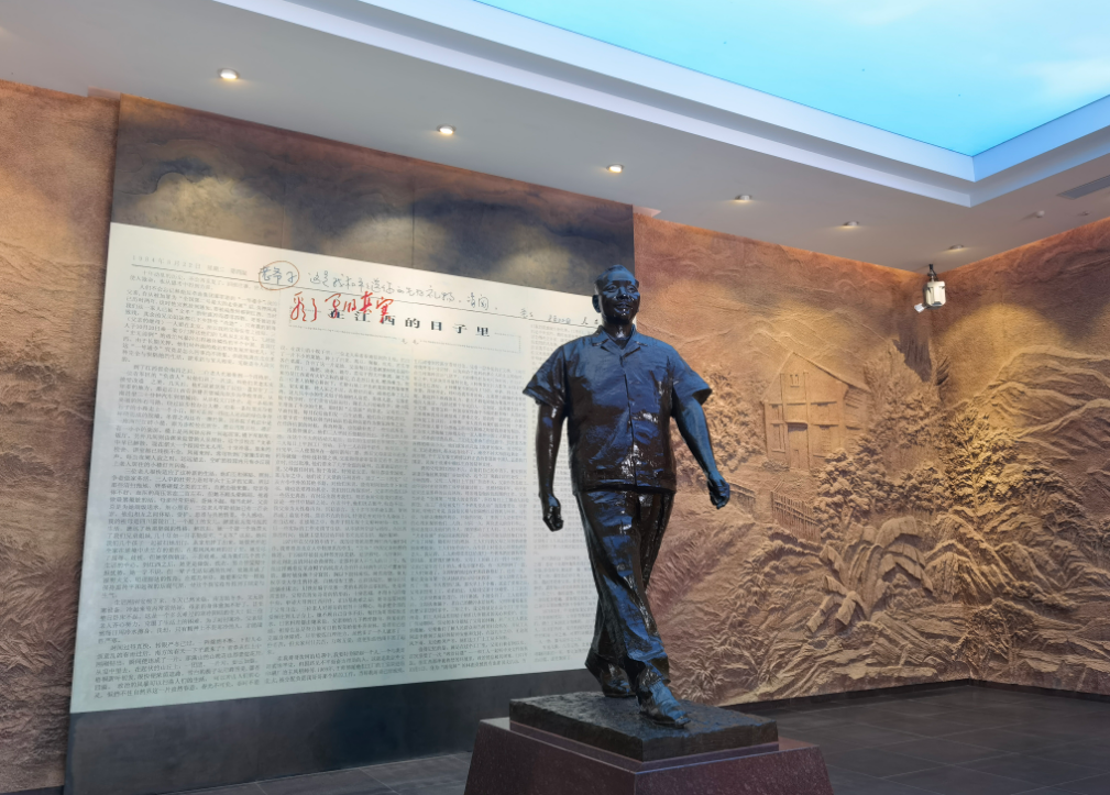 邓小平同志雕塑。