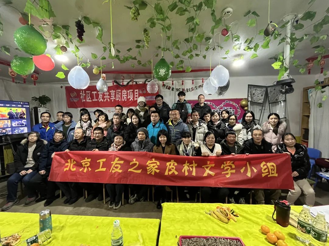 文学小组第六届《劳动者文学奖》颁奖典礼留影,这是梦雨第五次获奖。