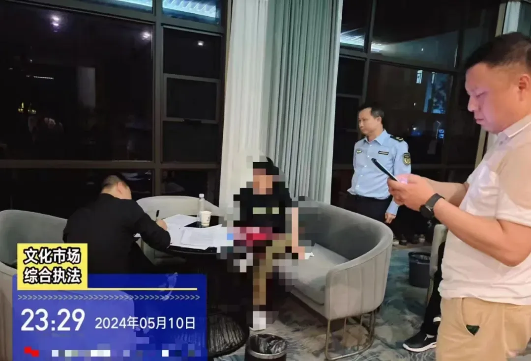 我市执法人员在外地给游客做旁证材料