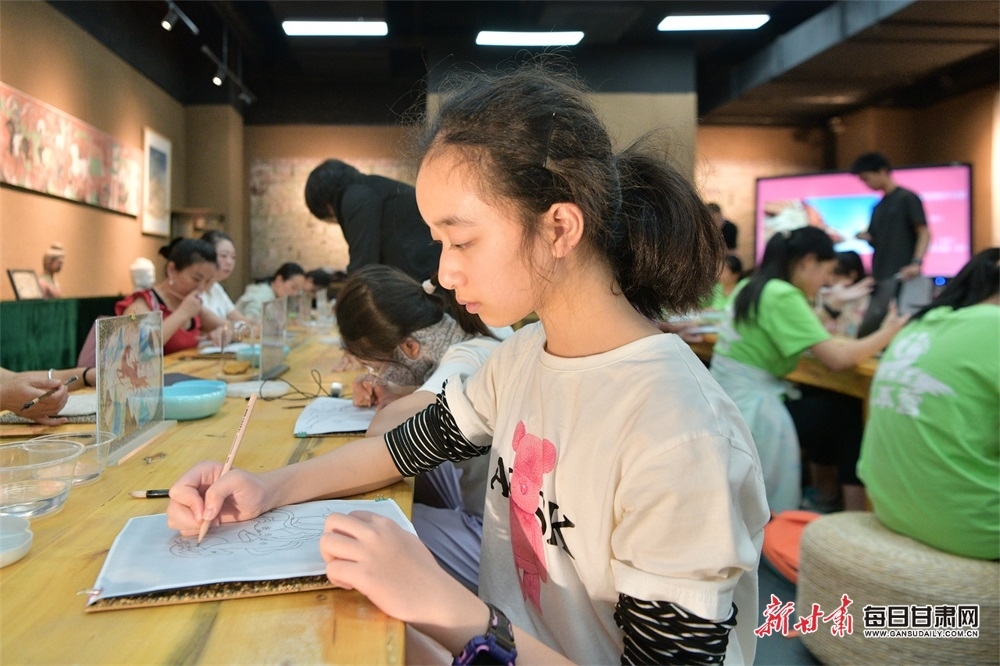8月16日，来自成都的研学团学员在敦煌鸣山艺术馆临摹敦煌壁画。