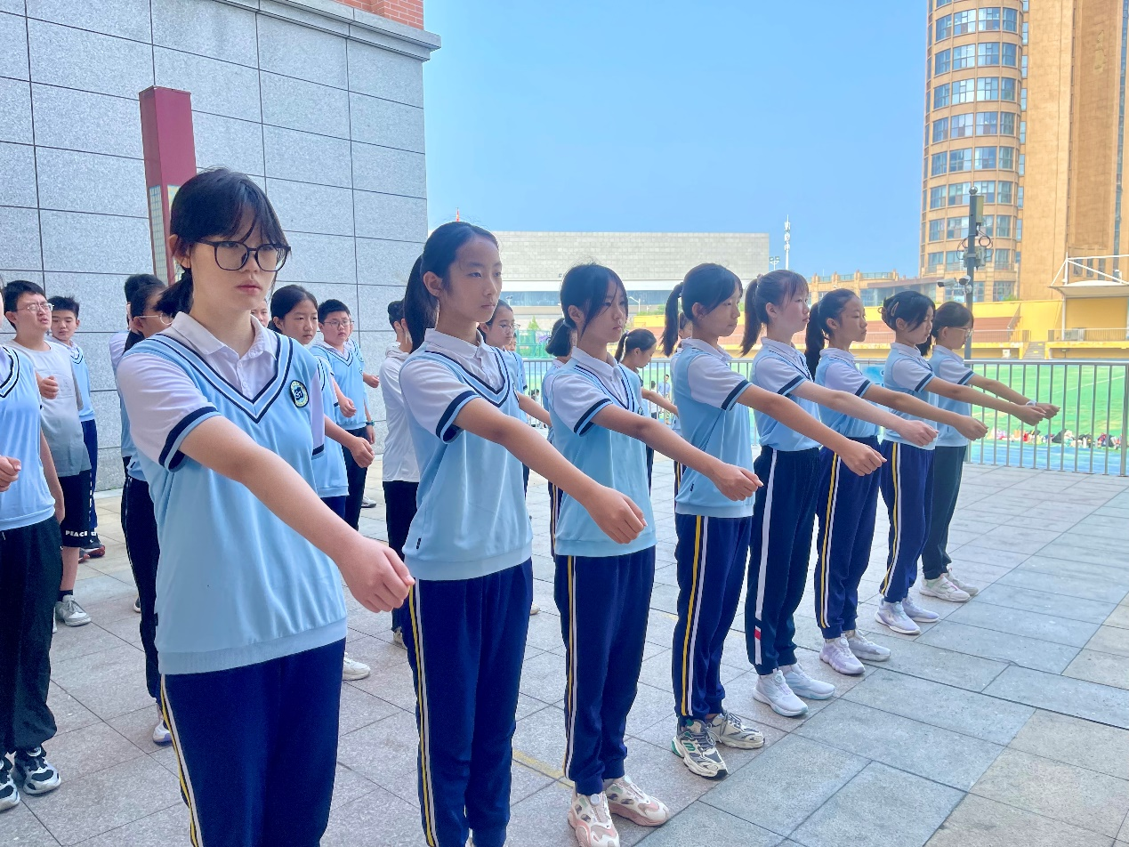 凝心聚力同成长 挥洒汗水共青春 ——青岛大学附属滨海实验学校七八年级军训开营