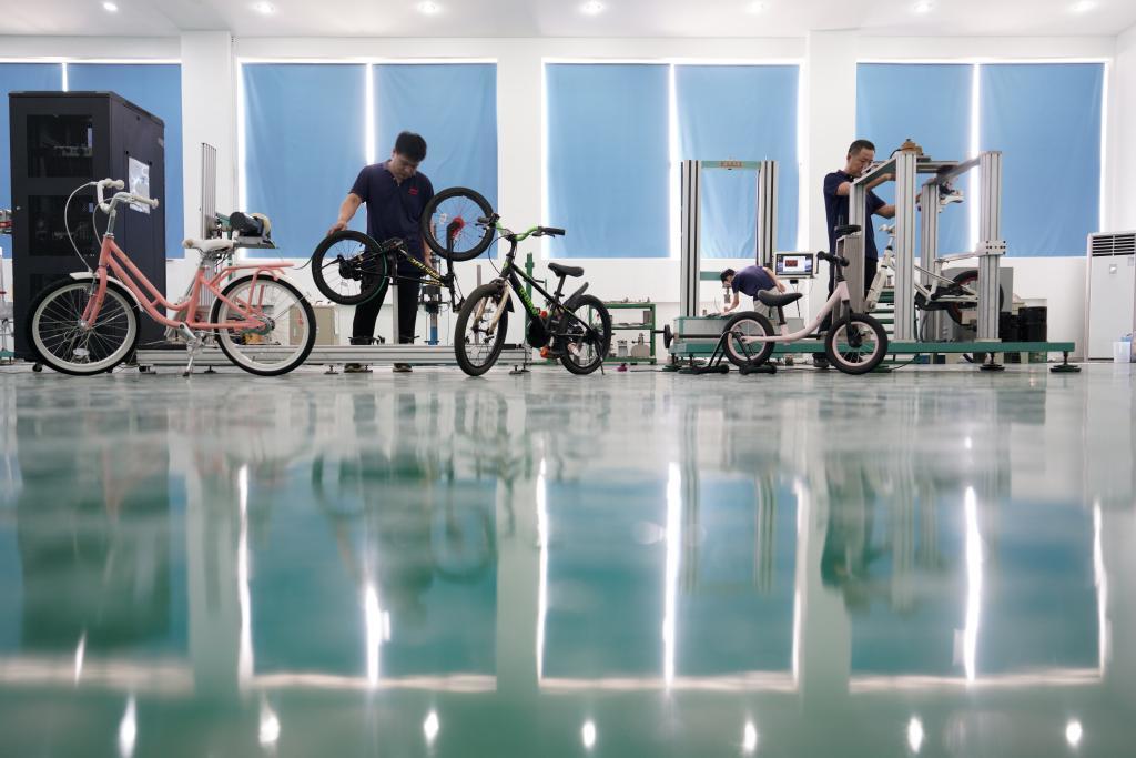 8月19日,河北省平乡县一家童车生产企业的员工在质检车间内检测童车产品质量。